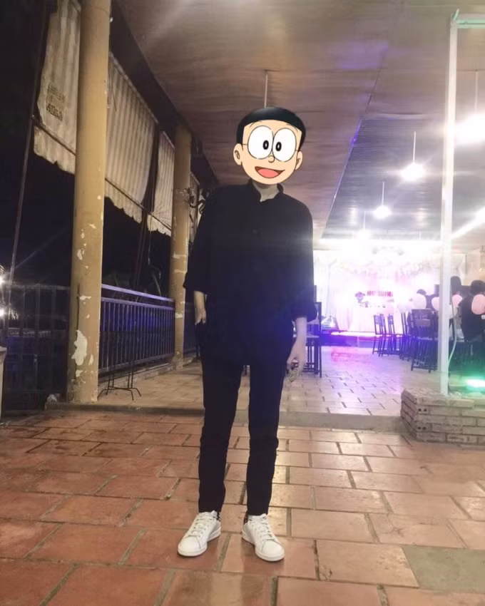 Vẫn là những bức ảnh street style, nhưng khi được gắn gương mặt của Nobita và Xuka thì bỗng dưng trở nên khá thú vị nhưng còn thú vị hơn khi các bạn trẻ đã biến tấu nó thành những màn khoe đôi giày mới mua của mình.