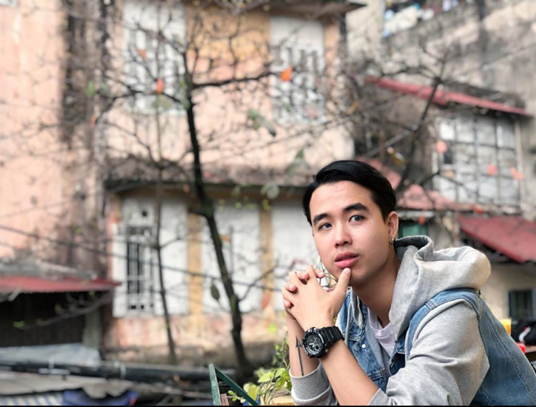 Còn nickname Quân Phạm lại bày tỏ ý kiến hoài nghi: "Anh cho em hỏi anh vừa ngủ vừa rửa à sao mất gần 5 tiếng vậy? Hay đây là lần đầu anh rửa bát? Nếu là em một mình rửa em đã bỏ về và chia tay rồi! Thật kiên cường!".