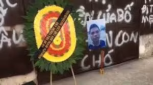 Bên cạnh các ý kiến ủng hộ, nhiều người cũng cho rằng đây là hình thức biến tướng, lăng mạ nhân phẩm và danh dự của "con nợ".