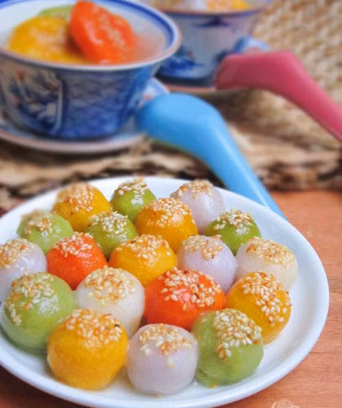 Bên cạnh những phiên bản lỗi, bánh trôi Tết hàn thực cũng có những tuyệt phẩm của mình. Ngoài màu trắng truyền thống, loại bánh đặc biệt của Việt Nam này còn được các bạn trẻ sáng tác ra rất nhiều màu bằng phụ gia.