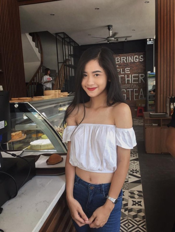 Không chỉ sở hữu gương mặt cuốn hút người nhìn, Hàn Hằng còn khiến bao người trầm trồ bởi thân hình nở nang, quyến rũ. Nữ sinh 19 tuổi Thanh Hóa này trở thành một trong những hot girl Instagram Việt với hàng loạt hình ảnh vô cùng nóng bỏng