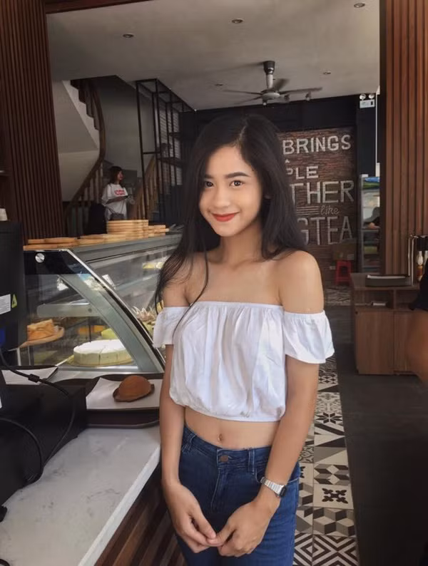 Không chỉ sở hữu gương mặt cuốn hút người nhìn, Hàn Hằng còn khiến bao người trầm trồ bởi thân hình nở nang, quyến rũ. Nữ sinh 19 tuổi Thanh Hóa này trở thành một trong những hot girl Instagram Việt với hàng loạt hình ảnh vô cùng nóng bỏng