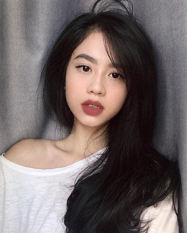 Hàn Hằng từng chia sẻ ước mơ của mình là trở thành một ca sĩ chuyên nghiệp. Sau gần một năm kể từ bức ảnh chụp trộm trong thang máy, cuộc sống của nữ sinh 19 tuổi dường như đã có rất nhiều sự thay đổi.