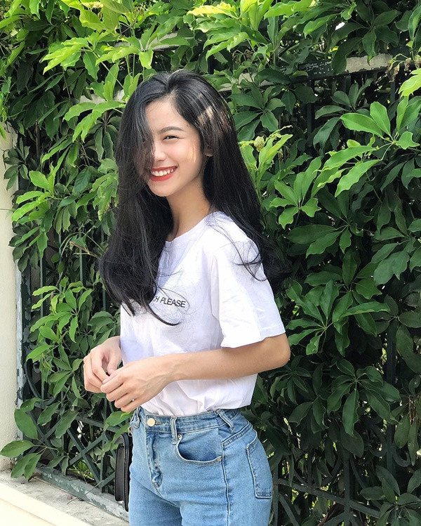 Mới đây loạt ảnh về nữ sinh Thanh Hóa - Hàn Hằng bất ngờ được chia sẻ trên một fanpage. Tuy nhiên, sự thay đổi chóng mặt của “hotgirl thang máy” ngày nào khiến nhiều người cảm thấy vô cùng bất ngờ.