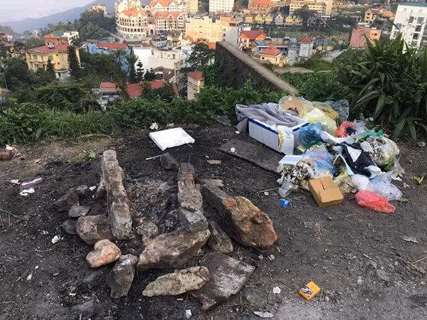 Lâu nay, các dân phượt vẫn luôn vấp phải nhiều định kiến của số đông chỉ vì một số cá nhân khi đi phượt đã có những hành vi vô ý thức trên đường như xả rác, ngủ ven đường, nẹt bô quấy phá người dân.