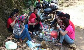 Trước đó, không ít những hình ảnh xấu xí của dân phượt đã được CĐM đăng tải. Từ việc xả rác, ngủ ven đường, nẹt bô quấy phá người dân, phá hoại vườn hoa, cây cảnh....