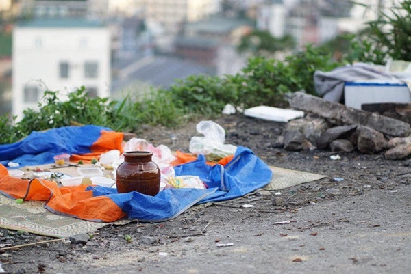 Tất cả rác, đồ ăn thừa, bạt, bát đĩa nhựa và cả bình rượu cần vẫn còn nằm nguyên tại nơi các dân phượt lưu lại. Họ đi khỏi nhưng lại đẩy hậu quả của cho người khác.