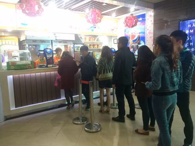 Chia sẻ với PV Kiến Thức, bạn Lan Hương (22 tuổi, Hà Nội) cho biết: "Năm nay nhiều phim hay lắm anh ạ! Để có được tấm vé xem phim hôm nay, em và bạn trai đã phải đặt từ trước Tết để giữ chỗ đẹp. Đa phần cảnh đông đúc nhưng khá trật tự".