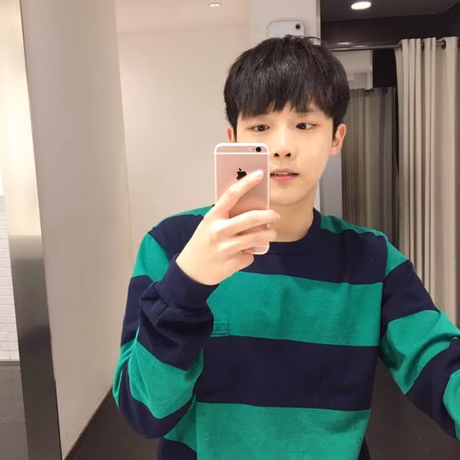 Theo một số thông tin do tài khoản _8_13_ đăng tải, thì chàng trai người Hàn nói trên đang là thực tập sinh khoa Phẫu thuật vòm miệng.