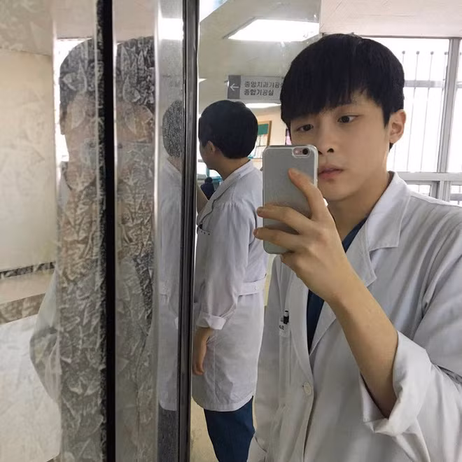 Một bạn trẻ đang công tác tại Đại học Y Dược Huế cho biết mình đã có cơ hội gặp gỡ và ăn Buffet cùng anh chàng tại một sự kiện của cơ quan. Cô bạn có nickname Hoang Tu còn chia sẻ thêm rằng: "Ngoài đời, anh chàng trông có vẻ nam tính hơn và đặc biệt thu hút người nhìn mỗi khi bước qua đám đông nhờ ngoại hình khác biệt của mình".