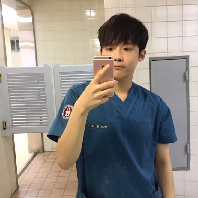 Đẹp trai ngời ngời lại còn giống với nam tài nữ đang nổi tiếng Song Joong Ki thì bảo sao hội chị em "mê trai Hàn" có thể bỏ qua mà không soi mói chàng thực tập sinh này. Ảnh trong bài: Instagram nhân vật.