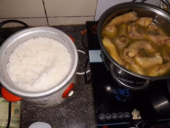 Ngay sau khi bài viết của Hải Nhật về thực đơn của chó Alaska được chia sẻ, rất nhiều ý kiến bình luận từ dân mạng đã được gửi đi, đa phần đều cho rằng đây là một sự hoang phí và có phần "cuồng" chó một cách thái quá của không chỉ thành viên trên mà còn của nhiều bạn trẻ hiện nay.