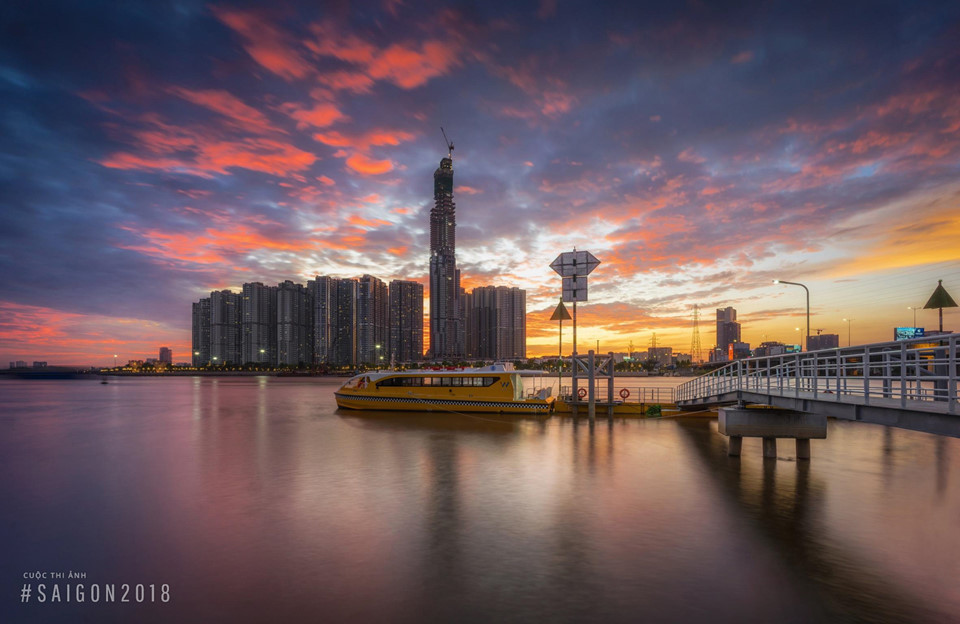 Lấy cảm hứng là “bó tre” truyền thống, tòa nhà tọa lạc tại khu vực khuôn viên cảng Tân Cảng cũ, quận Bình Thạnh, nằm bên bờ sông Sài Gòn. Ảnh: Minh Hà.