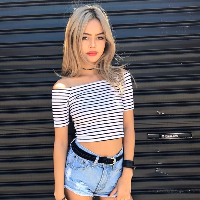 Năm 2016, hot girl Lily Maymac bất ngờ trở thành tâm điểm trong cộng đồng mạng Việt sau khi xuất hiện clip cho thấy cô có vóc dáng nhỏ bé. Bên cạnh những ý kiến trái chiều, hot girl "hạt tiêu" vẫn chiếm được cảm tình của nhiều người nhờ gương mặt xinh đẹp và thân hình nóng bỏng.