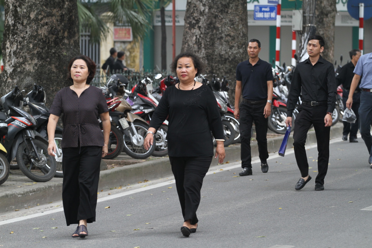 Người dân đến viếng nguyên Tổng Bí thư Đỗ Mười.