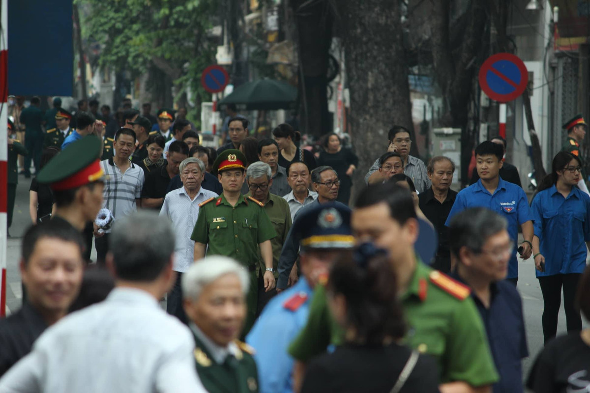 Quang cảnh trên phố Trần Thánh Tông trước của nhà tang lễ Quốc gia với dòng người tới viếng Nguyên Tổng Bí thư Đỗ Mười.