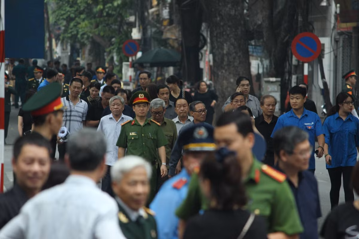 Quang cảnh trên phố Trần Thánh Tông trước của nhà tang lễ Quốc gia với dòng người tới viếng Nguyên Tổng Bí thư Đỗ Mười.