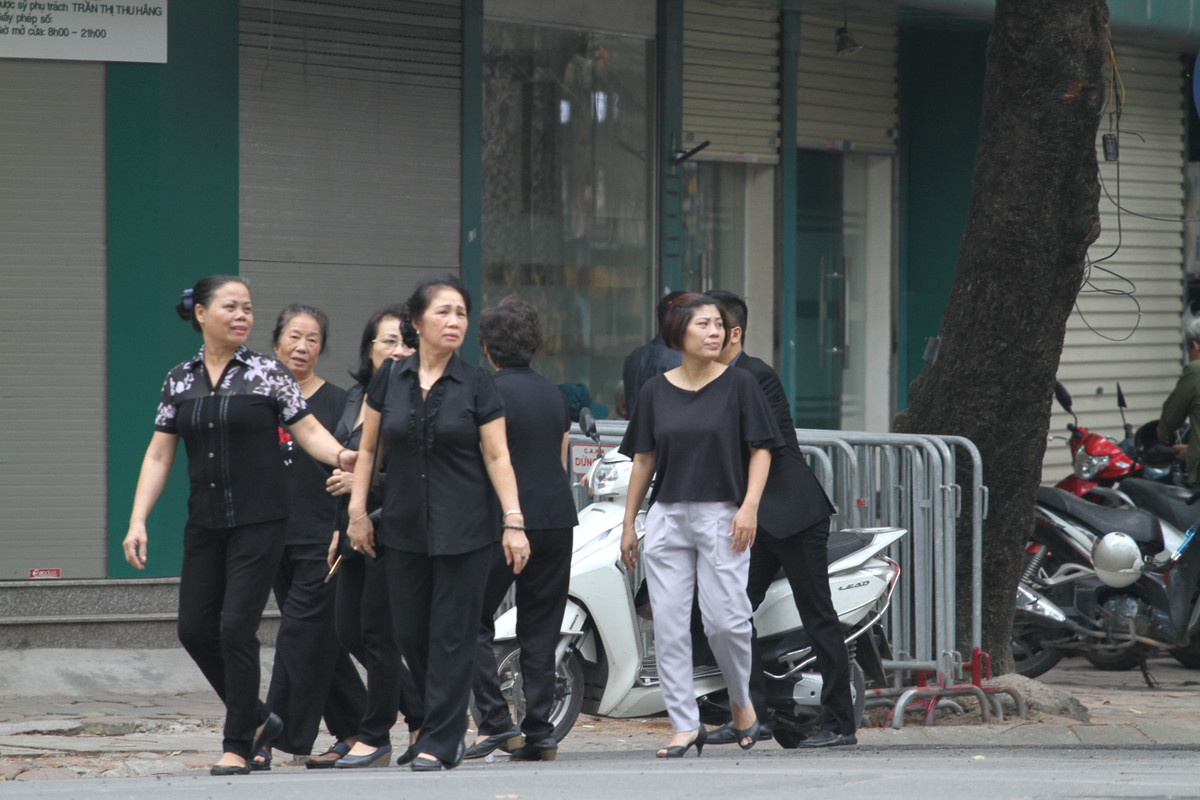 Trong trang phục nghiêm trang, những người dân không chỉ ở Thủ đô mà còn ở nhiều tỉnh phụ cận đã tới để viếng Nguyên Tổng Bí thư Đỗ Mười.