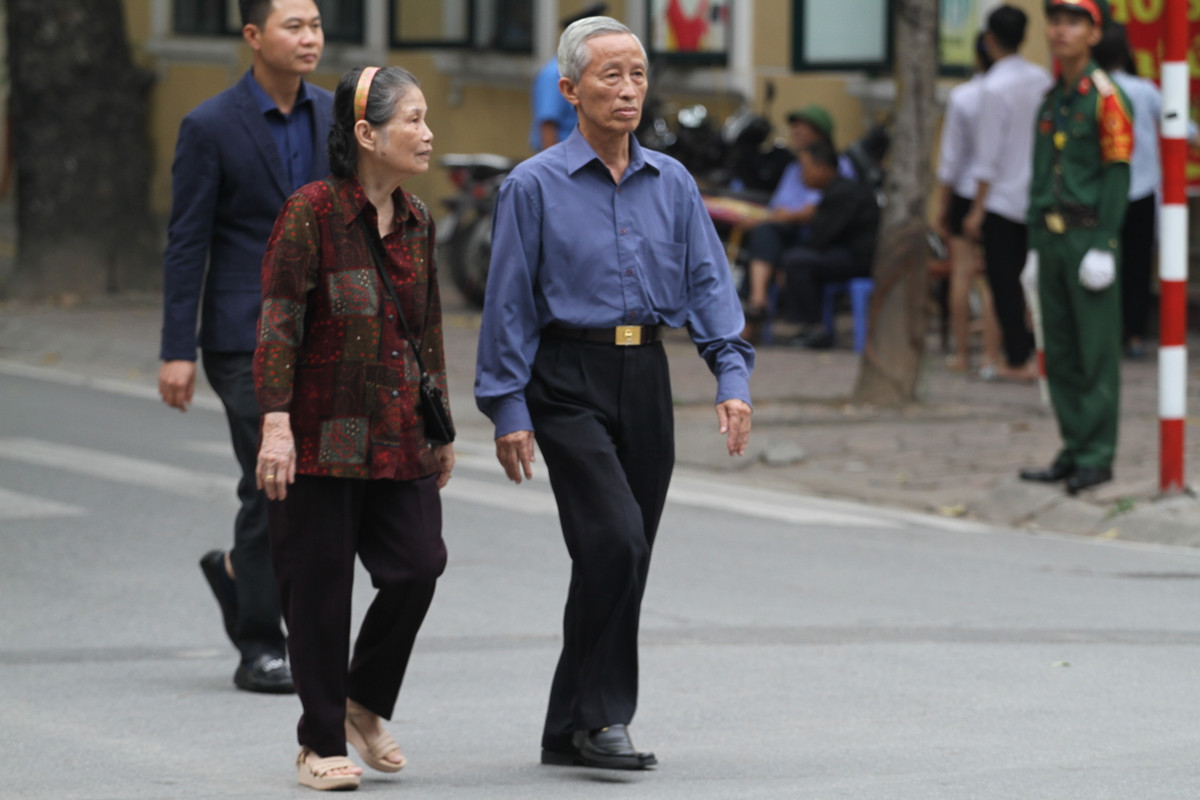Một cặp vợ chồng từ Vĩnh Phúc đã vượt chặng đường hơn 80 km để về Hà Nội viếng Nguyên Tổng Bí thư Đỗ Mười.