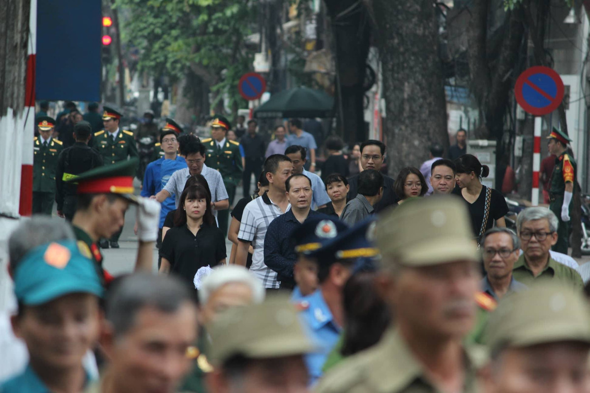 Hang nghin nguoi dan do ve vieng Nguyen Tong Bi thu Do Muoi