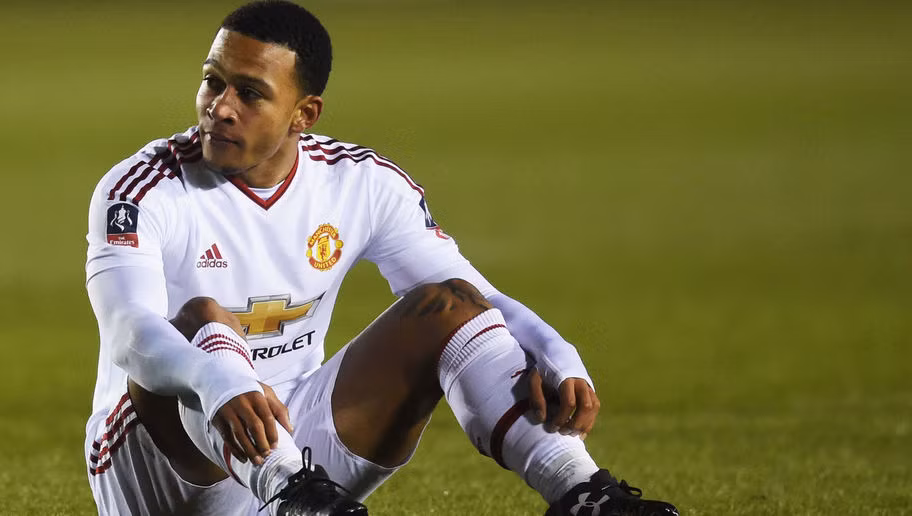 Memphis Depay là bản hợp đồng trị giá 25 triệu bảng do chính tay huấn luyện viên Louis van Gaal mang đến Old Trafford chỉ có vỏn vẹn 2 bàn thắng cho đến thời điểm tại giải đấu cao nhất nước Anh. Phong độ trồi sụt cực kỳ kém ổn định khiến cầu thủ xuất sắc nhất tại giải vô địch Hà Lan gặp vô vàn khó khăn trong việc có một suất đá chính tại Man United.