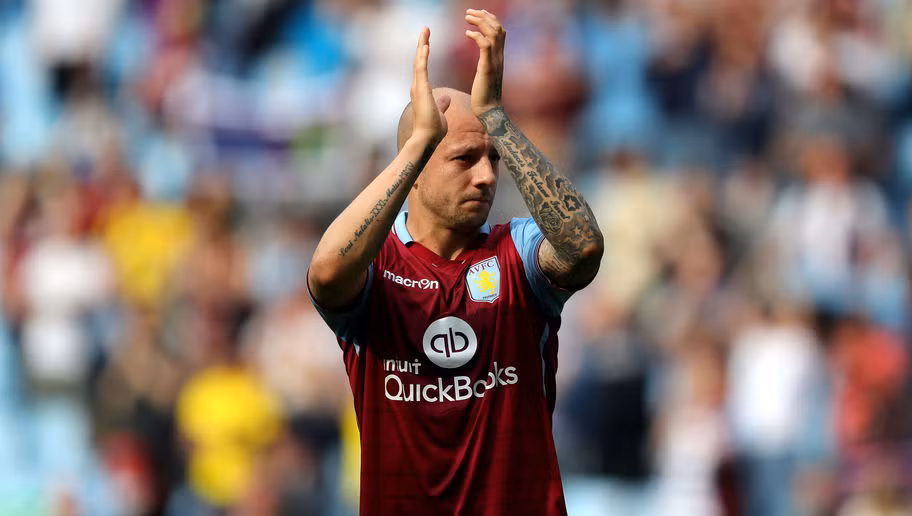 Alan Hutton chẳng thể cứu vãn chuỗi thành tích bết bát của Aston Villa. Khi trách nhiệm phần lớn thuộc về hậu vệ người Scotland này đội bóng của anh để thua một 'lèo' 11 trận. Chuỗi trận bết bát này chỉ chấm dứt với trận hòa nhạt Newcastle United ở vòng đấu áp chót vừa qua.