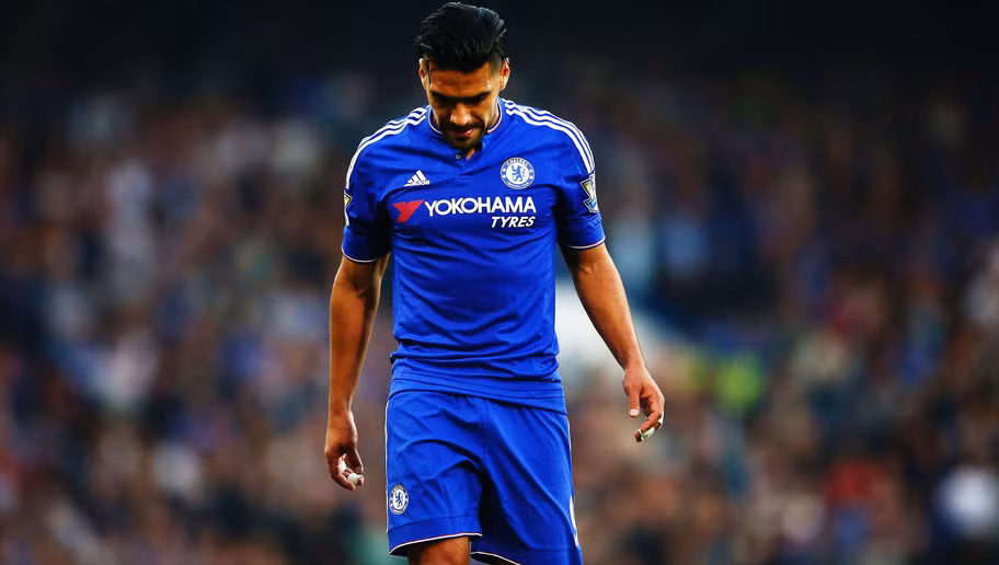 Ngồi ngoài gần như cả một mùa giải từ khi được Jose Mourinho mua về hồi đầu mùa bóng. Falcao chính là 'bom xịt' lớn nhất của Ngoại hạng Anh mùa bóng 2015/16. Ảnh: Goal.com