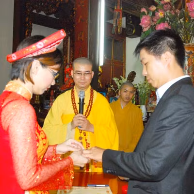 Không có tiếng nhạc rộn rã, không có tiếng lao xao cười đùa, chỉ có tiếng gõ mõ đều đều vang lên trong khói hương trầm mặc và sắc vàng rực rỡ của y phục và các lễ phẩm nhà Phật khiến lòng của các cặp cô dâu, chú rể được thanh thản hơn.