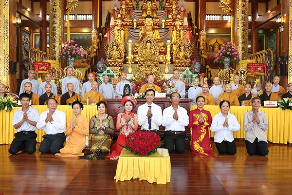 Được nhà chùa chấp thuận và chọn ngày đẹp để tổ chức, các bạn trẻ cùng gia đình hai bên chỉ cần sắm lễ gồm hoa, trái cây, hương, nến, trà đặt trên cung Tam Bảo và mời sư thầy làm lễ theo đúng nghi thức nhà Phật.