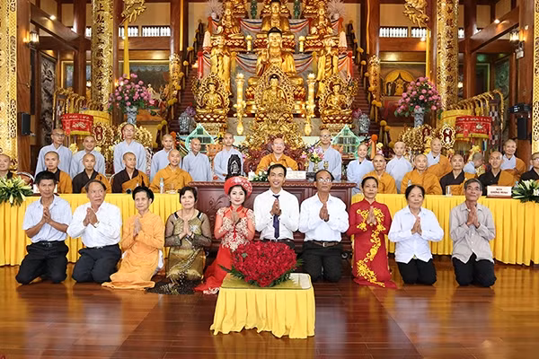 Được nhà chùa chấp thuận và chọn ngày đẹp để tổ chức, các bạn trẻ cùng gia đình hai bên chỉ cần sắm lễ gồm hoa, trái cây, hương, nến, trà đặt trên cung Tam Bảo và mời sư thầy làm lễ theo đúng nghi thức nhà Phật.