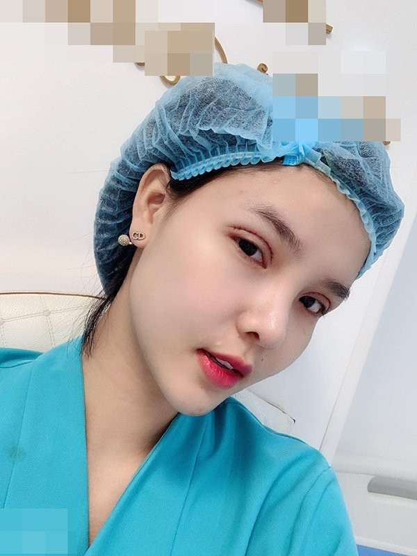 Đặc biệt, không hề giấu diếm, bà xã Mạc Hồng Quân còn mạnh dạn công khai lên trang mạng xã hội cá nhân bức hình chụp lại kết quả ngay sau ca thẩm mỹ lần thứ "n".