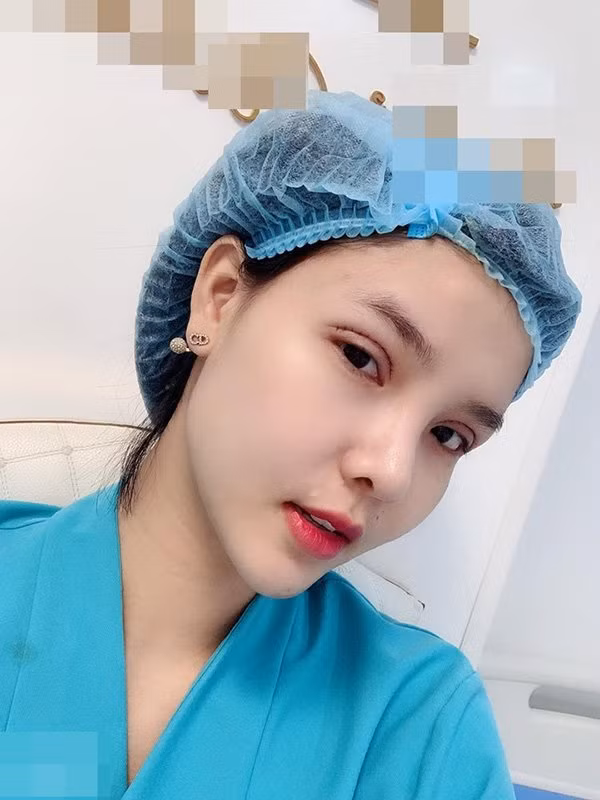 Đặc biệt, không hề giấu diếm, bà xã Mạc Hồng Quân còn mạnh dạn công khai lên trang mạng xã hội cá nhân bức hình chụp lại kết quả ngay sau ca thẩm mỹ lần thứ "n".