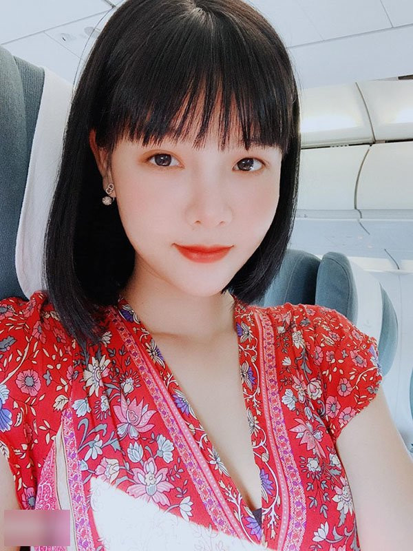 Bức hình chụp lại khuôn mặt sưng vù tới mức khó nhận ra của Kỳ Hân sau khi vừa đụng chạm "dao kéo" từng khiến rất nhiều người không khỏi giật mình hoảng hốt.