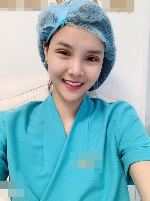 Dường như vẫn chưa hề cảm thấy hài lòng về vẻ ngoài của bản thân, mới đây, Kỳ Hân đã một lần nữa tìm tới "dao kéo" để tiếp tục nâng cấp gương mặt cho xinh đẹp và hoàn hảo hơn, mà cụ thể ấy là cắt mí.