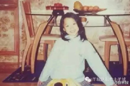 Việc lấy chồng sớm và có con khiến chuyện học hành của Liangbao Yi gặp nhiều trắc trở và có thời gian cô gái sinh năm 1992 này phải xin bảo lưu kết quả học tập. Đến khi con đã lớn hơn một chút, cô phải mang con lên giảng đường rồi thỉnh thoảng xin phép thầy ra ngoài cho con bú.