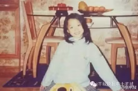 Việc lấy chồng sớm và có con khiến chuyện học hành của Liangbao Yi gặp nhiều trắc trở và có thời gian cô gái sinh năm 1992 này phải xin bảo lưu kết quả học tập. Đến khi con đã lớn hơn một chút, cô phải mang con lên giảng đường rồi thỉnh thoảng xin phép thầy ra ngoài cho con bú.