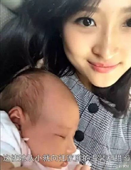 Liangbao Yi được nhiều người chú ý tới bởi vẻ bề ngoài xinh xắn những hình ảnh của bà mẹ trẻ xinh đẹp này gần đây đã gây nên cơn sốt trong cộng mạng Trung Quốc.