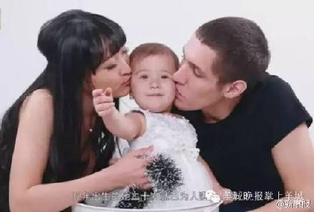 Nhưng vượt qua tất cả, Liangbao Yi vẫn quyết tâm đi theo con đường mình đã chọn đó và cô đã có được đứa con xinh xắn.