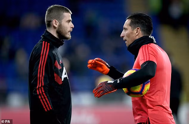 HLV thủ môn của David de Gea từ Atletico Madrid tới MU là Emilio Alvarez, đã quyết định rời Old Trafford 3 tháng sau khi Quỷ đỏ bổ nhiệm Richard Hartis là HLV thủ môn chính.