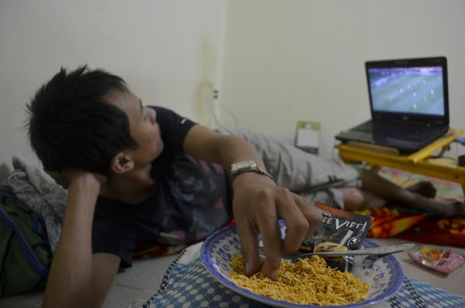 Ngoài mì gói và những đồ ăn nhanh, thì cafe và những loại nước tăng lực cũng luôn được các dân ghiền bóng đá chuẩn bị sẵn để đón xem những trận đấu gay cấn mùa World Cup.