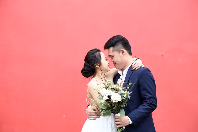 Chia sẻ tếu táo với bạn bè trên trang cá nhân của mình, Ngân Thương có dòng: “Có lẽ mình sẽ là cô dâu nhẹ cân “nhất vịnh Bắc bộ”, vì mình chỉ nặng 39kg, còn Việt Anh nặng gấp đôi mình”.