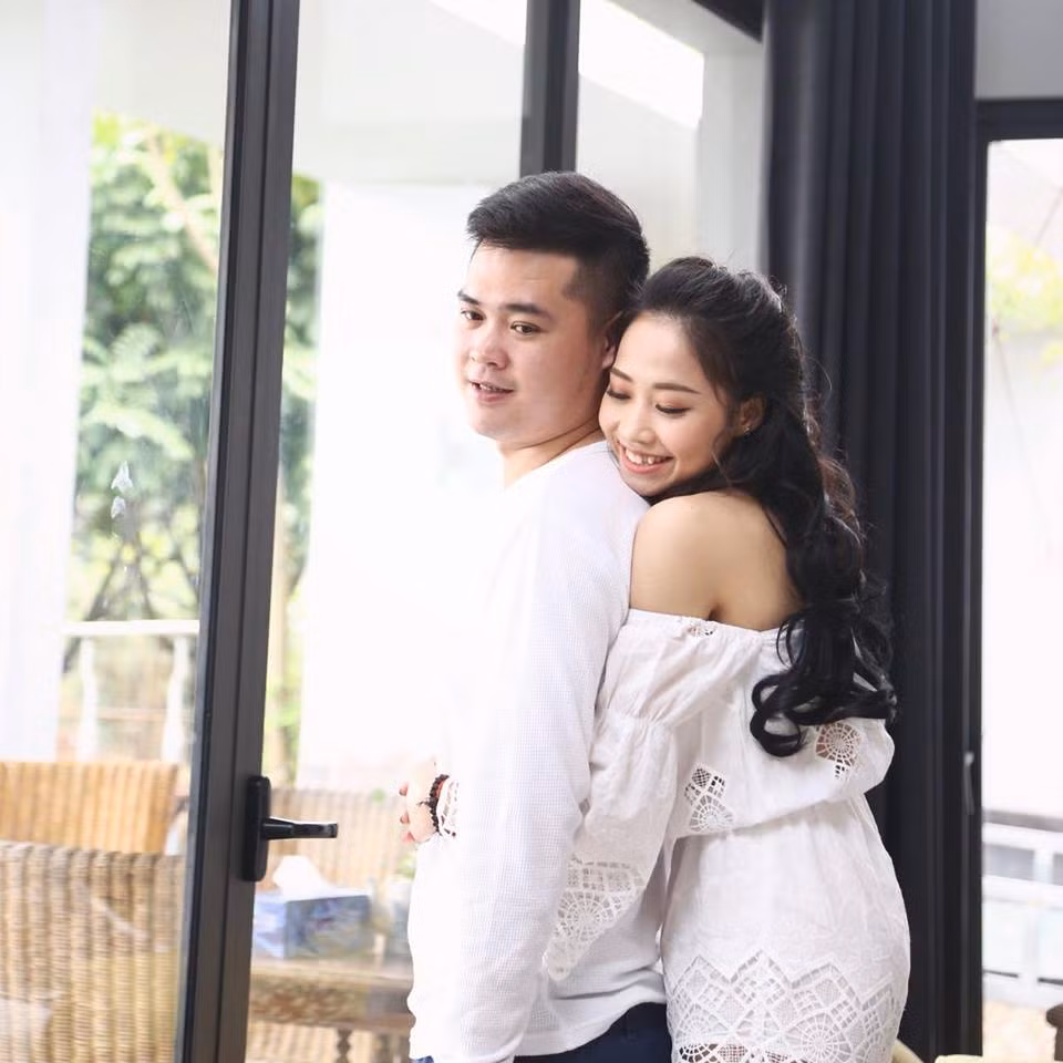 Mới đây, trên trang cá nhân của Ngân Thương, cô nàng này đã cho đăng tải những bức ảnh vô cùng thân mật với chồng tương lai có tên Việt Anh. Trước đó, "búp bê thể dục dụng cụ" sinh năm 1990 này cũng chia sẻ những người hâm mộ của mình hình ảnh về đám hỏi được tổ chức vào những ngày đầu tháng 1/2017.