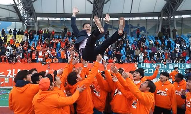 Sau khi về tiếp quản Gangwon FC, HLV Choi Yoon Gyum đã cải tổ đội bóng bằng những nhân tố trẻ, kèm theo đó là những ngoại binh chất lượng đến từ Brazil và kết quả là đội bóng này đã là tân binh của giải đấu cao nhất Hàn Quốc vào năm 2017. Ảnh: Gangwon FC.