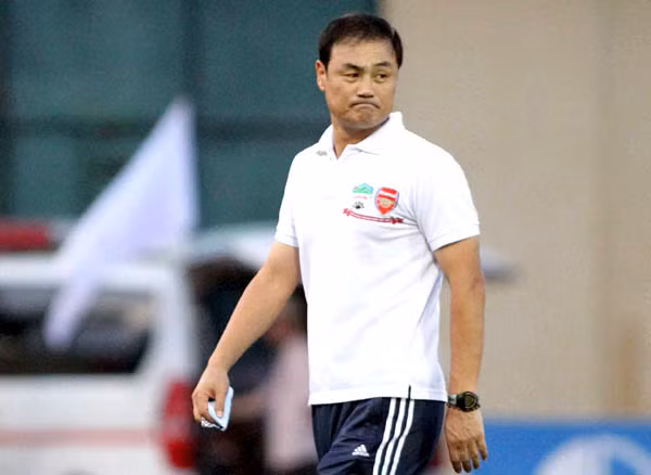 Như đã biết, tiền vệ Lương Xuân Trường đã chia tay CLB Incheon FC để chuyển đến thi đấu cho CLB Gangwon FC theo bản hợp đồng cho mượn 1 năm. Tuy nhiên, ít ai biết rằng đằng sau thương vụ chuyển nhượng của chân chuyền người Tuyên Quang này lại là một người vô cùng đặc biệt. Ảnh: Báo Gia Lai.