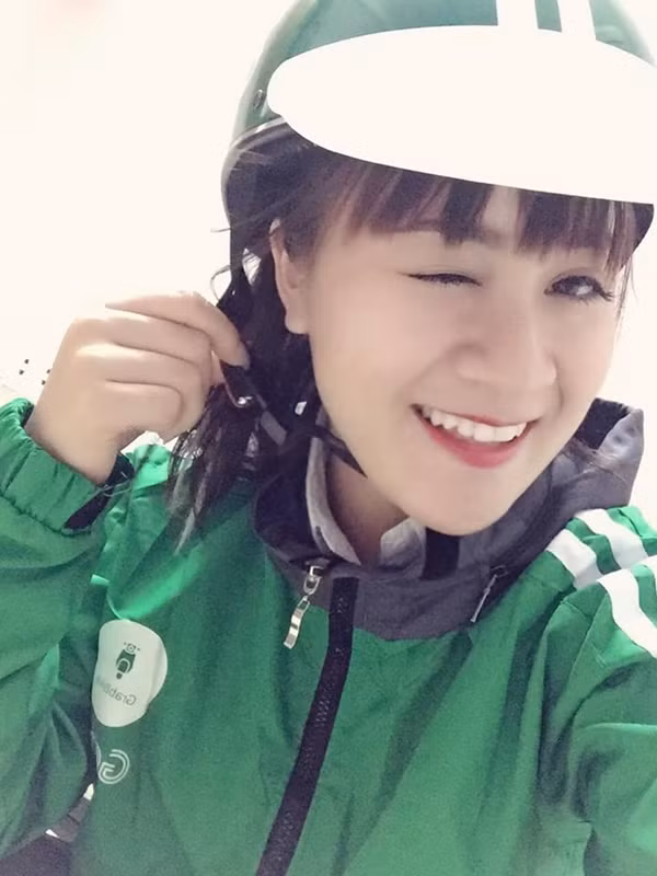 Trong những bức ảnh mới xuất hiện trên mạng xã hội, dù chẳng cần trang điểm kỹ lưỡng, lại mặc một thân đồng phục của hãng nhưng nữ tài xế này vẫn “đốn gục” trái tim của nhiều người vì vẻ xinh xắn, dễ thương hiếm thấy.