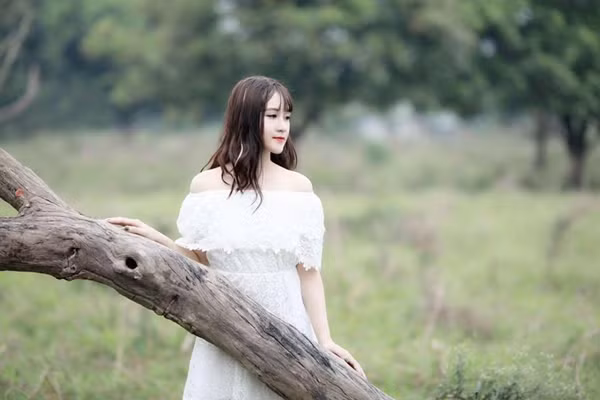 Ngay sau đó, các "thánh mạng" đã lục tung từng ngõ ngách của mạng xã hội để tìm ra danh tính của nữ tài xế trên, đó là Trần Thùy Trang sinh năm 1993 tại Hà Nội.