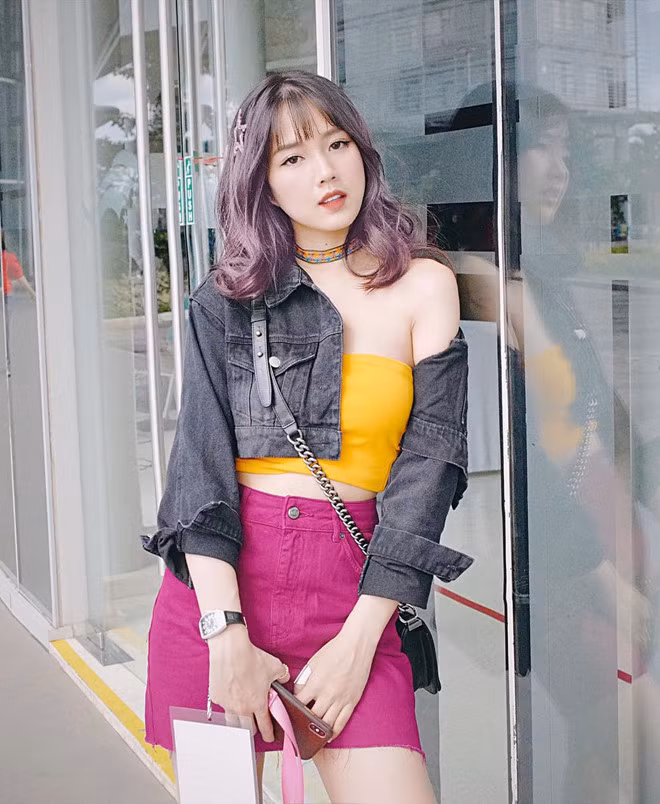 Ngoài công việc chính là mẫu ảnh, gương mặt đại diện, Kiều Trinh không ít lần thử sức với vai trò diễn viên. Cô từng góp mặt trong Em chưa 18 với vai diễn Phương Xù.