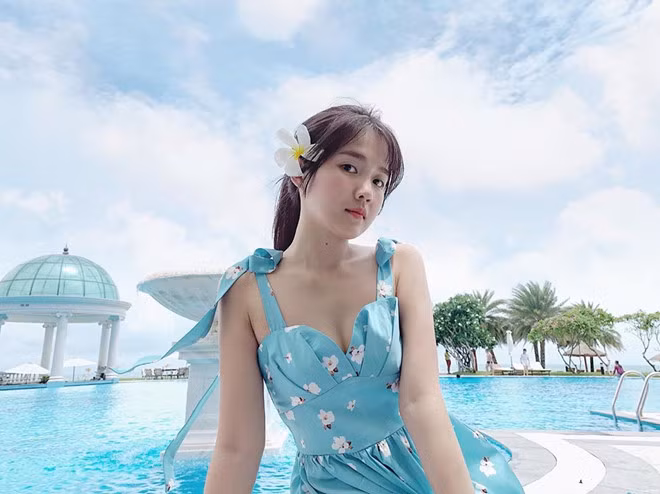 Kiều Trinh Xíu từng được biết đến với biệt danh "cô gái trà sữa" nhờ vẻ đẹp dịu dàng, trong sáng.