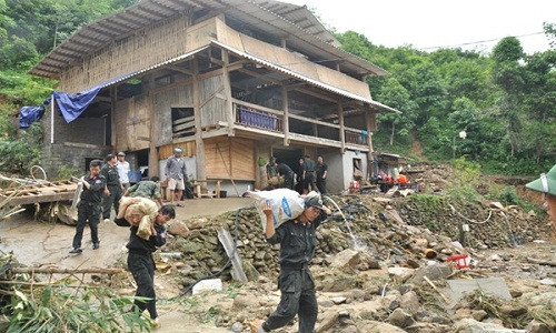 Các lực lương tham gia cứu hộ gia đình anh chị Quy, Tới.