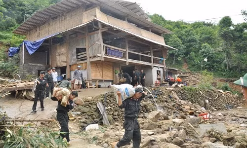 Các lực lương tham gia cứu hộ gia đình anh chị Quy, Tới.